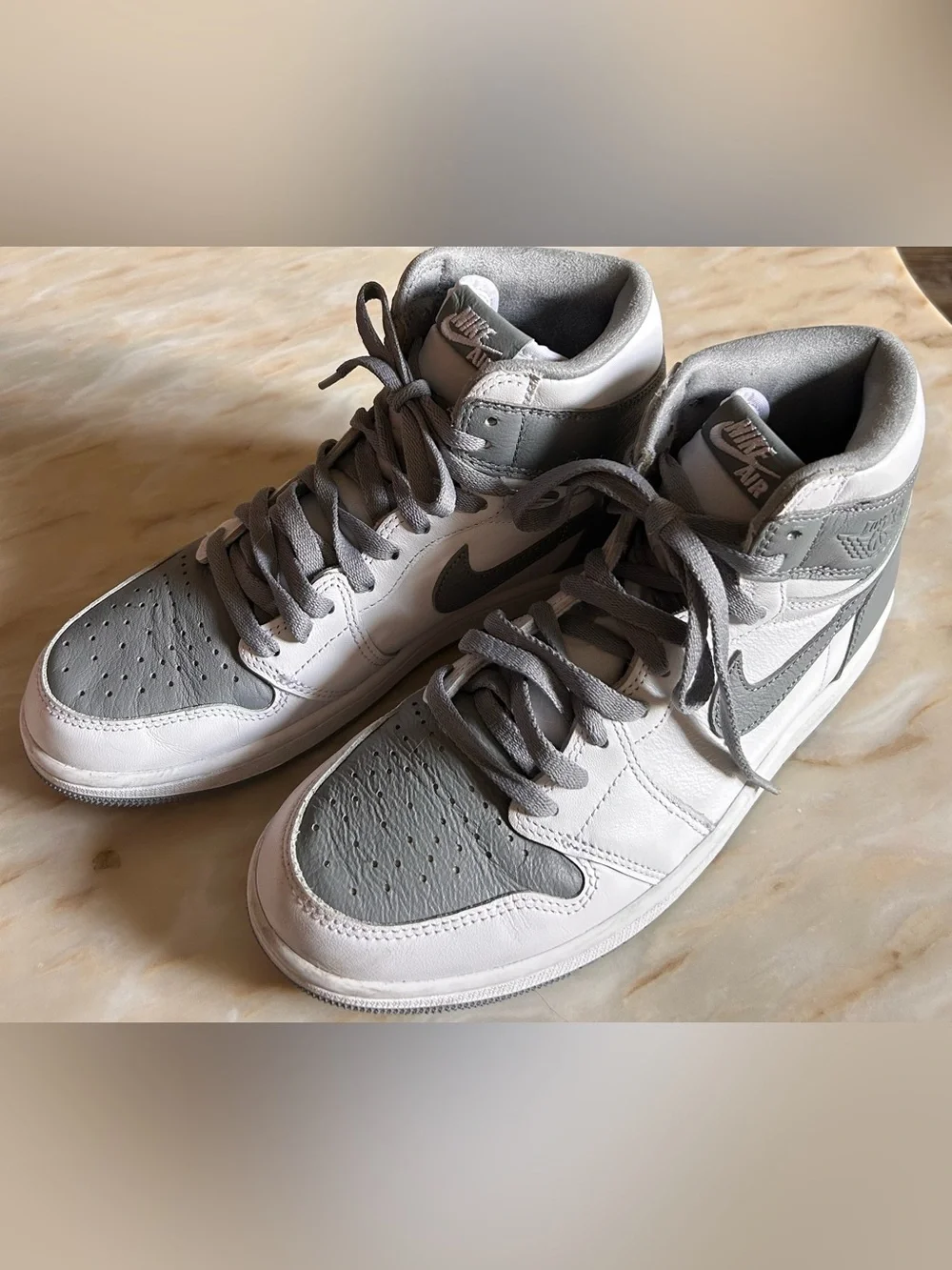 Nike Air Jordan 1 Retro High OG Size US 9 Mens Gray & White